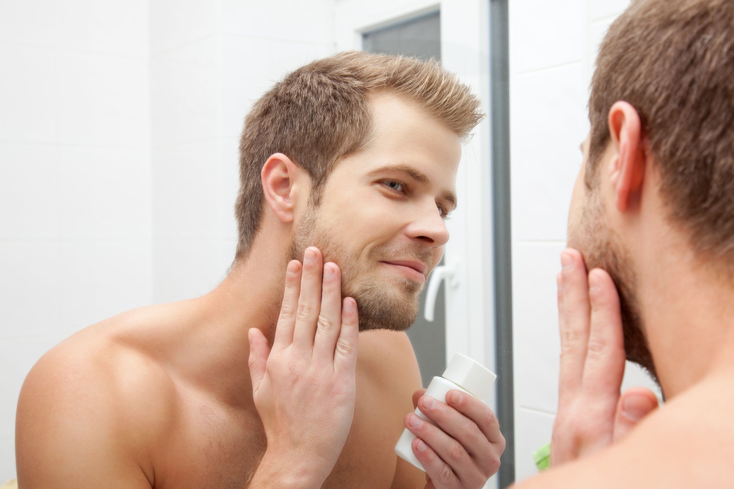 Мужчины используют крем. Мужчина после бритья. Мужчина бреется. Мужское лицо. Бритья для мужчин.