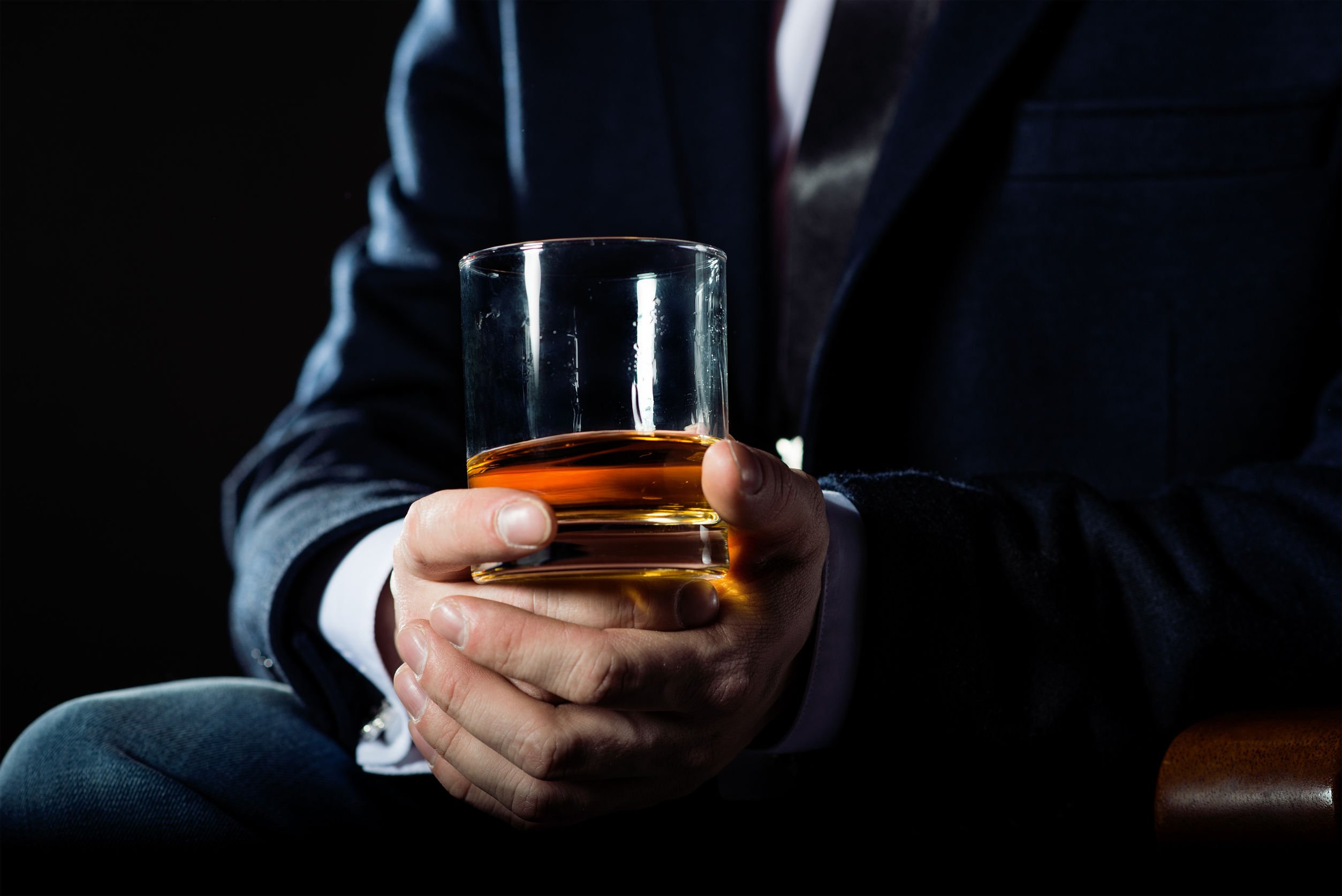 etiketa servírování whisky likér vodka