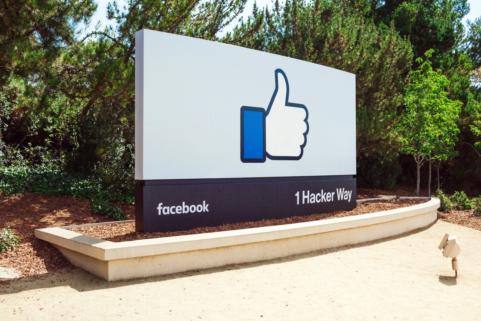 Facebook nezná slovo soukromí a ví o vás všechno! Jaká data sbírá?