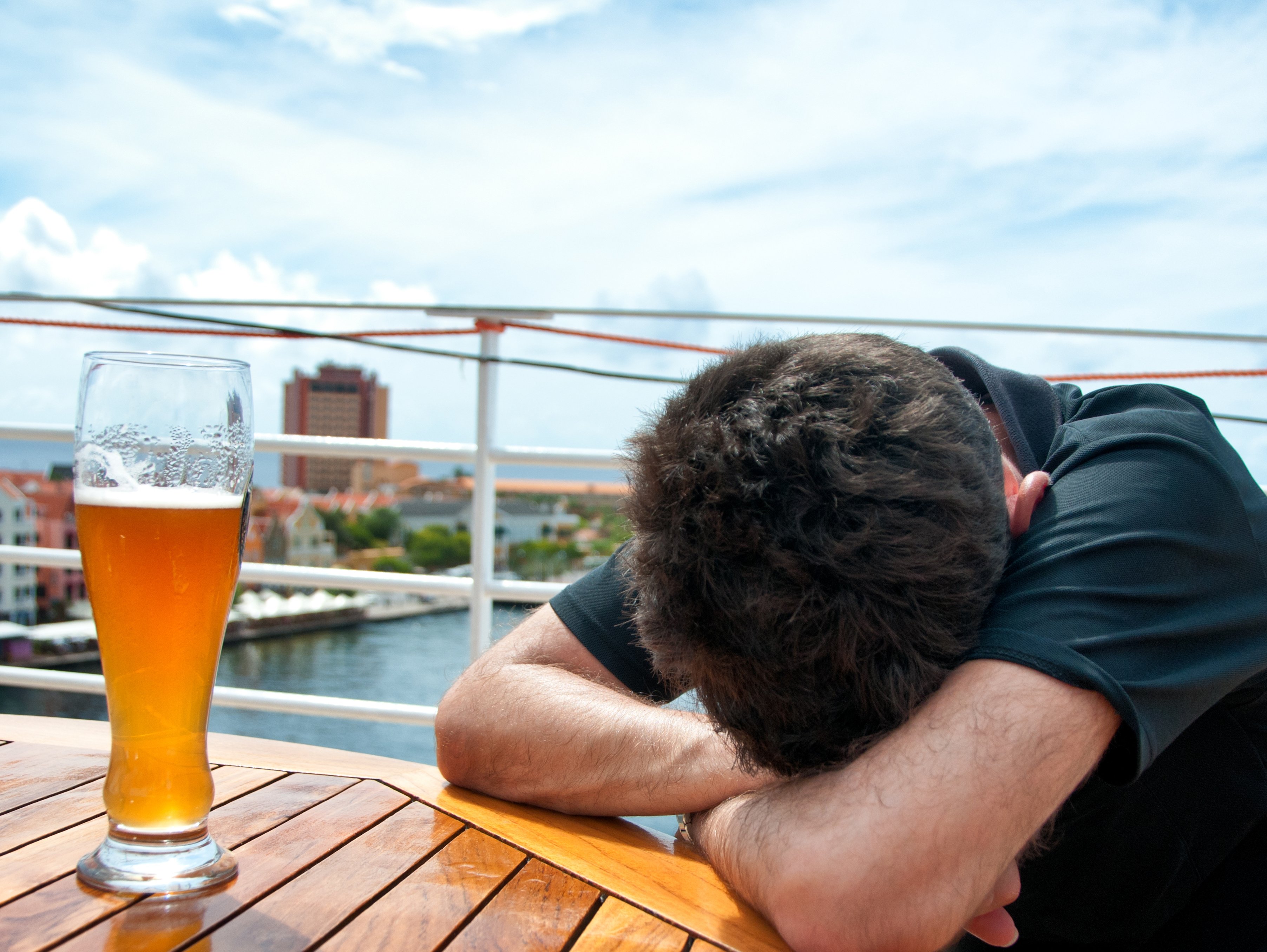 Proč nás alkohol pomalu uspává a jak se tomu bránit?