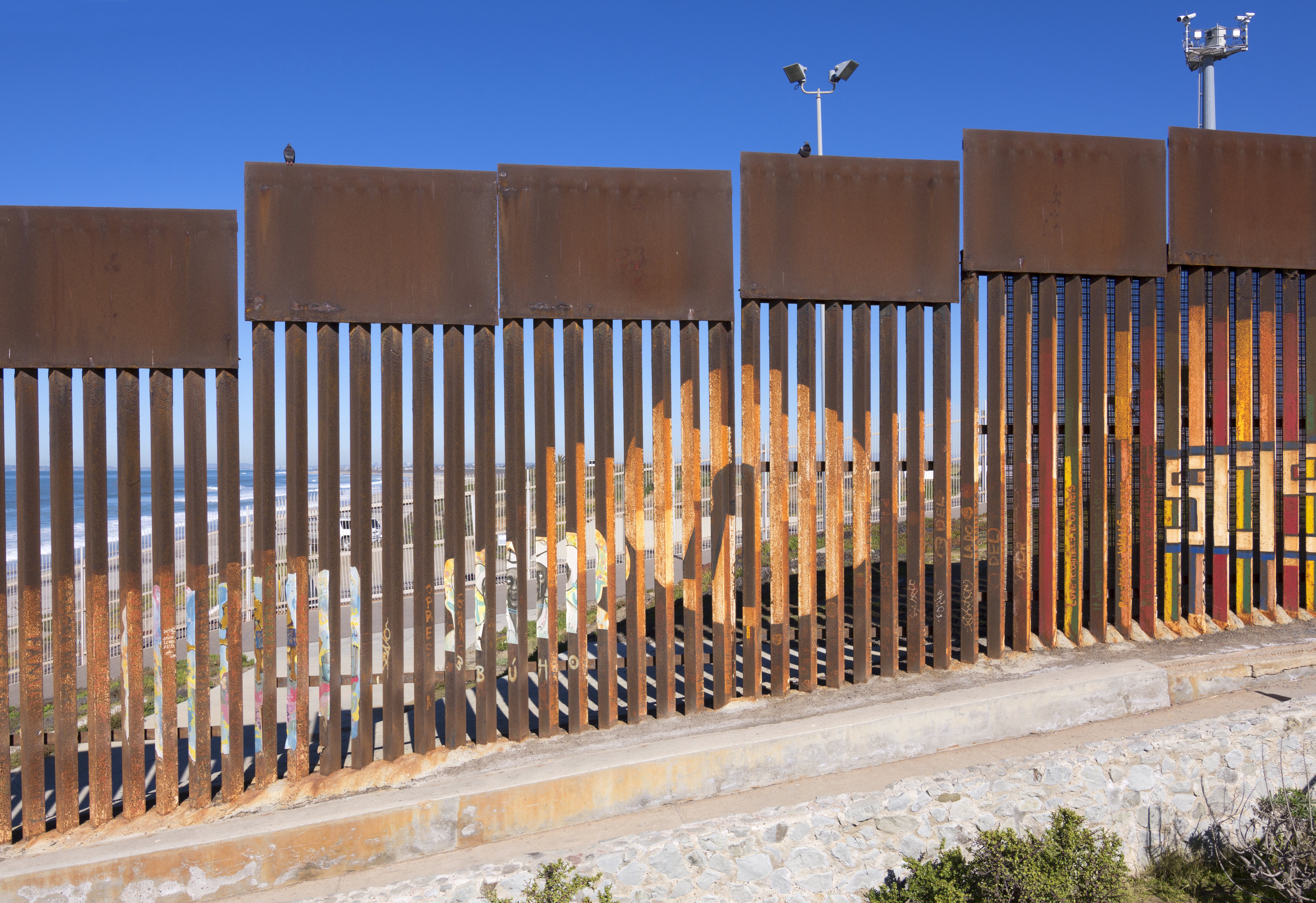 Trumpova zeď mezi USA a Mexikem? Staví je na hranicích každý druhý stát!
