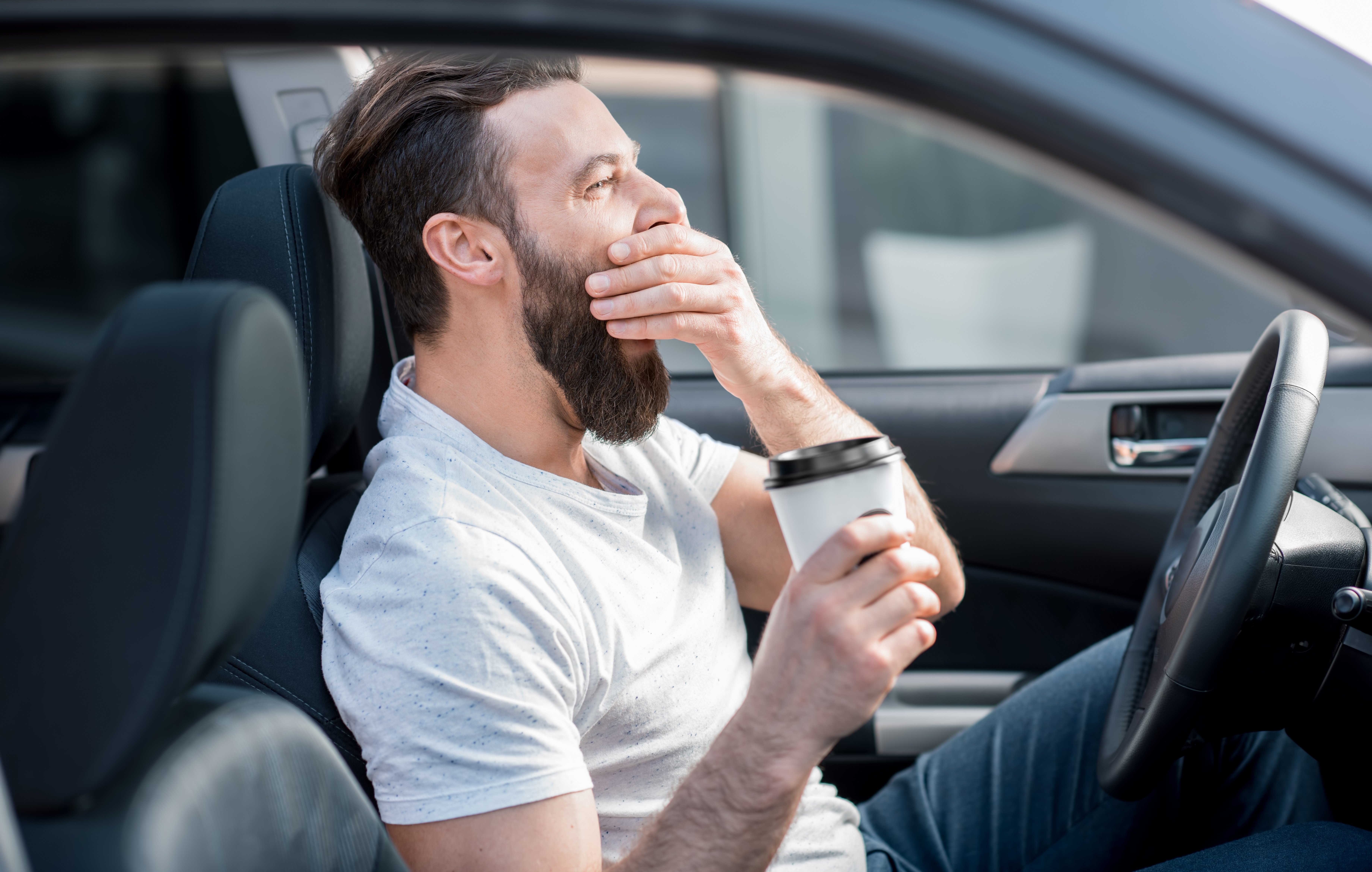 Únava za volantem? Kafe nepomůže! Jak zabránit mikrospánku při řízení?