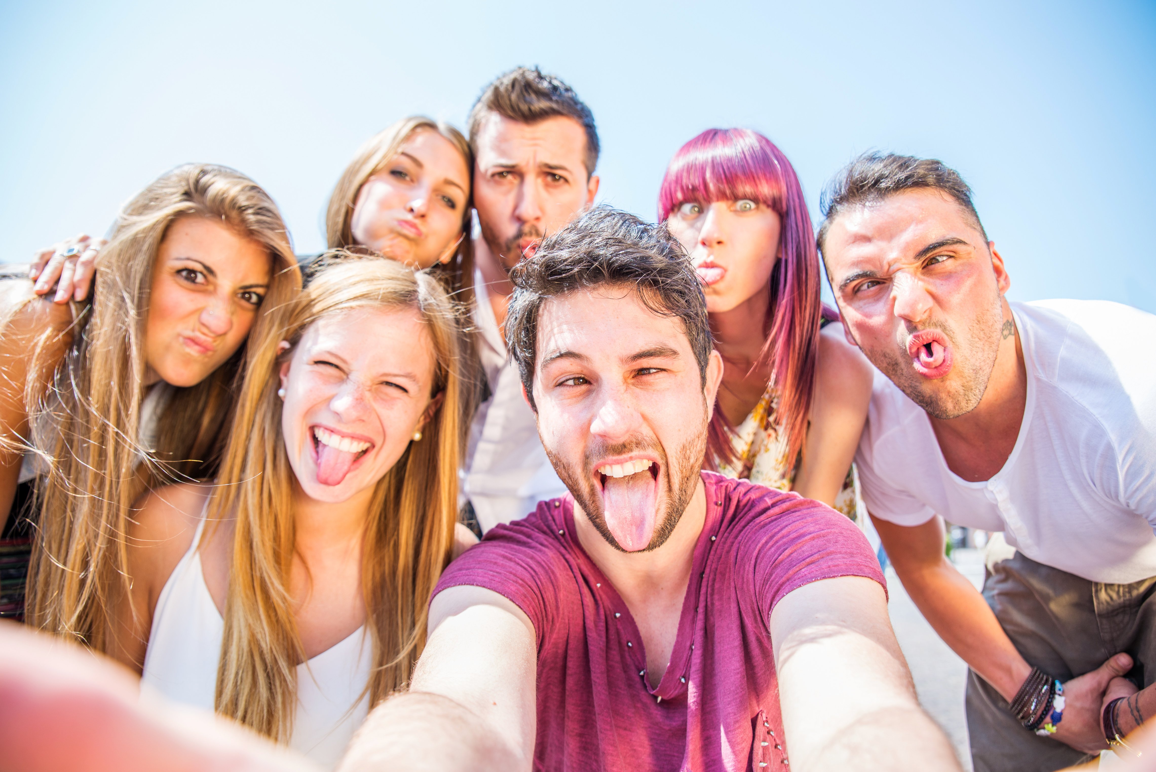 Lidé lačnící po selfie jako armáda zombie