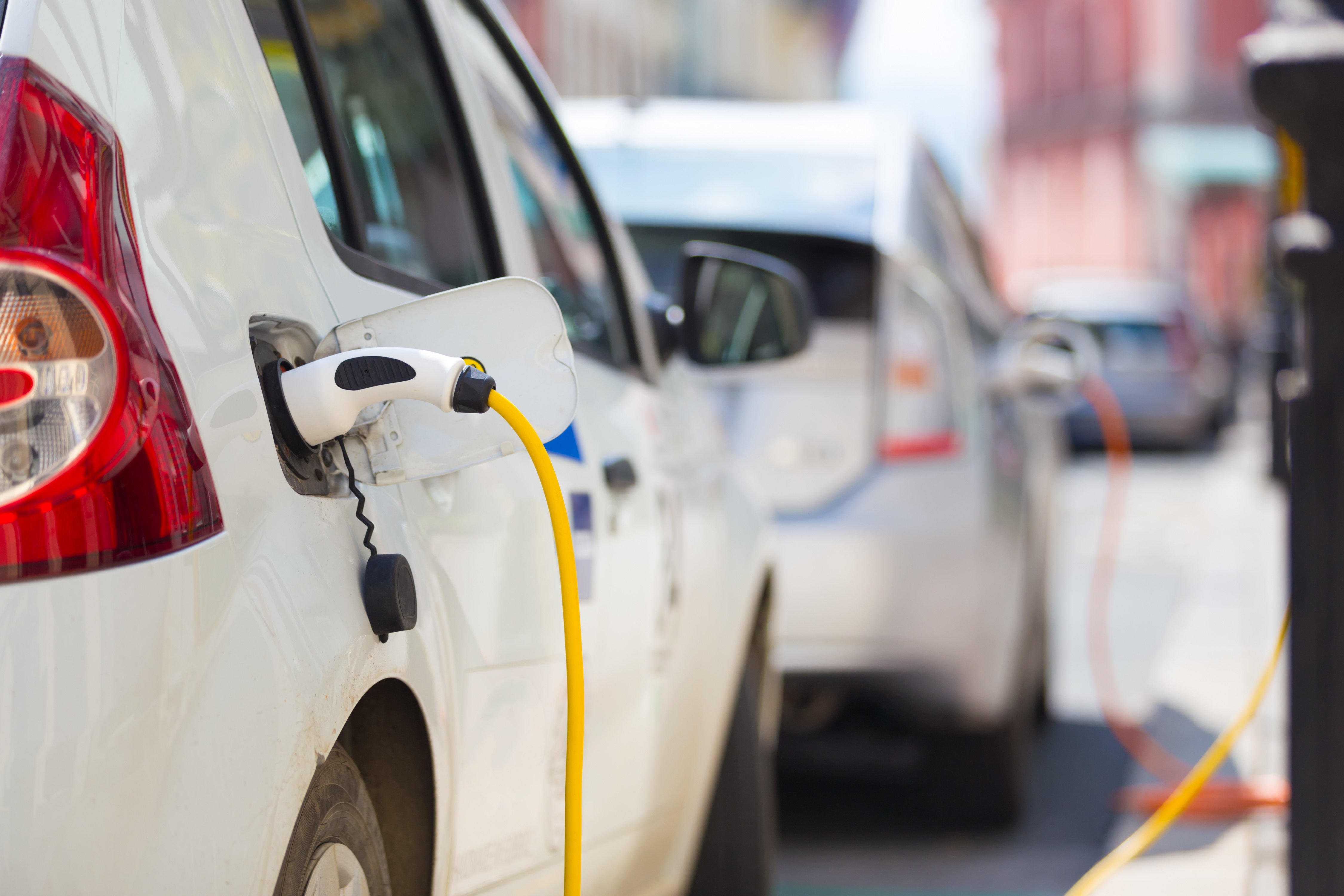 Elektromobily za každou cenu. Produkce emisí musí do roku 2030 automobilky snížit o 37,5 %