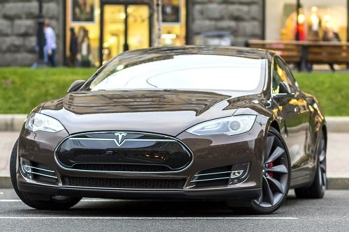 Nákup vozu Tesla ve Spojených státech probíhá jako přijímací rituál