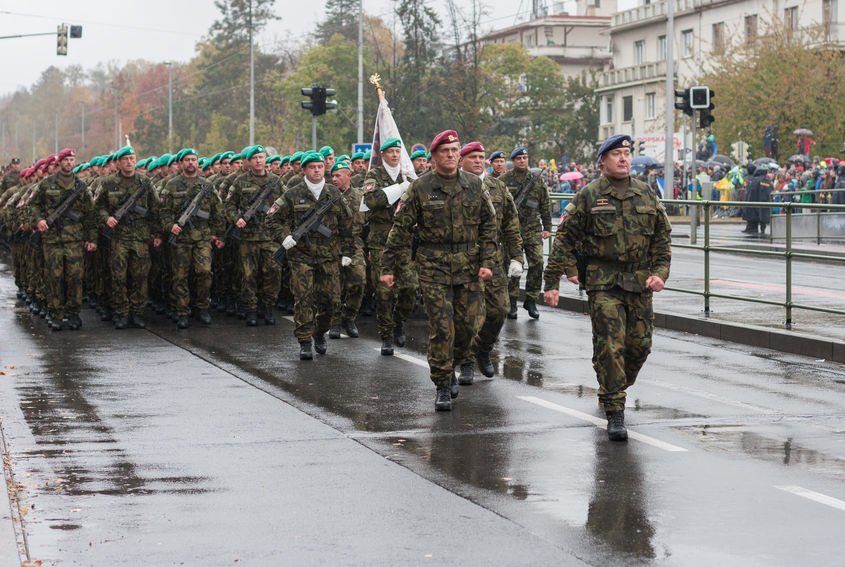 Všeobecná branná povinnost byla zrušena před 15 lety. Měla by se vrátit?