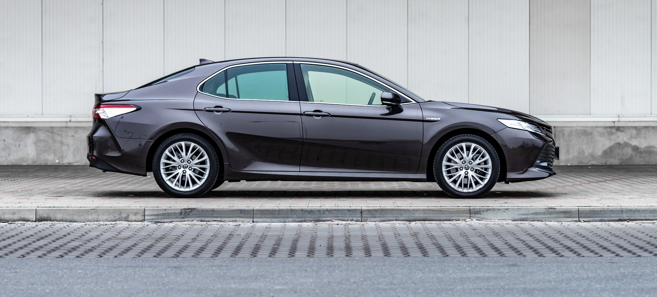 Náš autotest: Toyota Camry už není auto pro páprdy. Sledujte, jak rychle překoná 100 km/h!